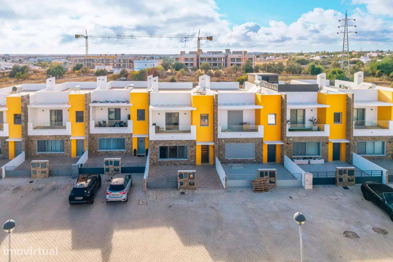 Moradia T3 Moderna com Terraço, Varandas e Estacionamento em Quelfes – - Grande imagem: 5/60