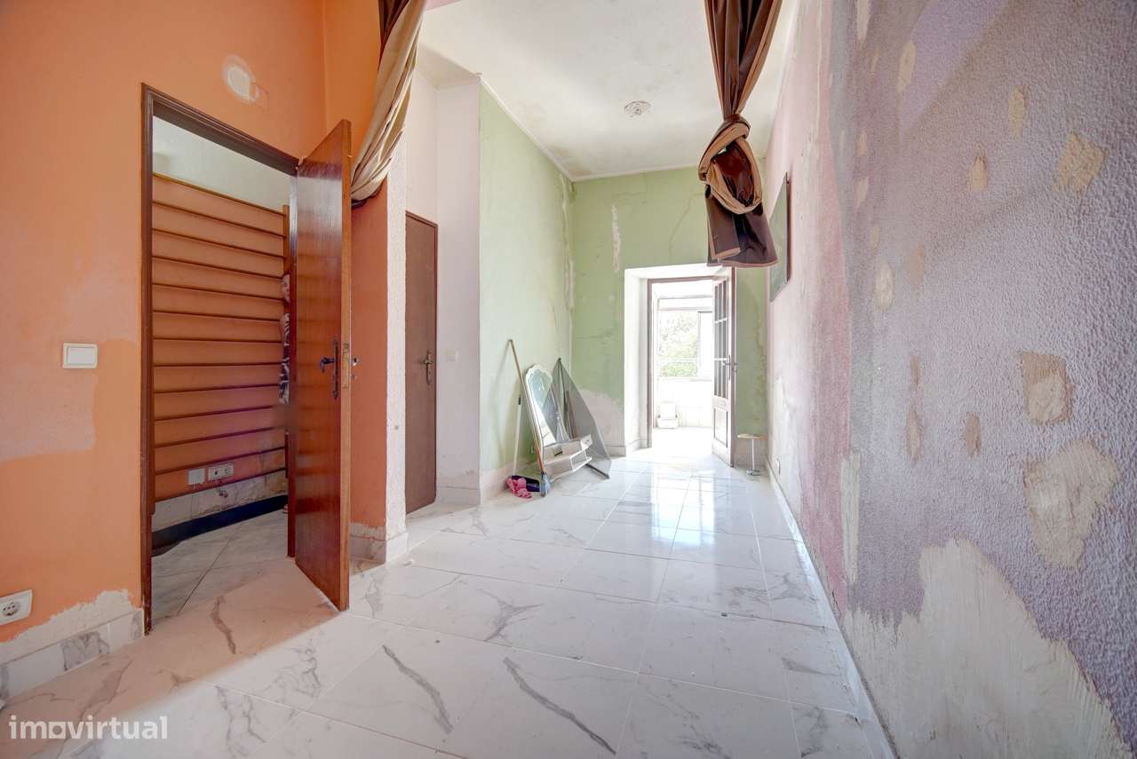 T1 para remodelar com pequeno terraço Alcântara-8