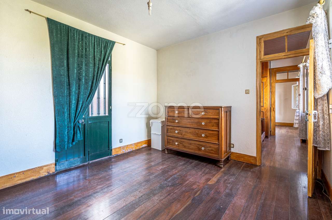 Moradia T6 na Ribeira Brava – Espaço e potencial investimento-19