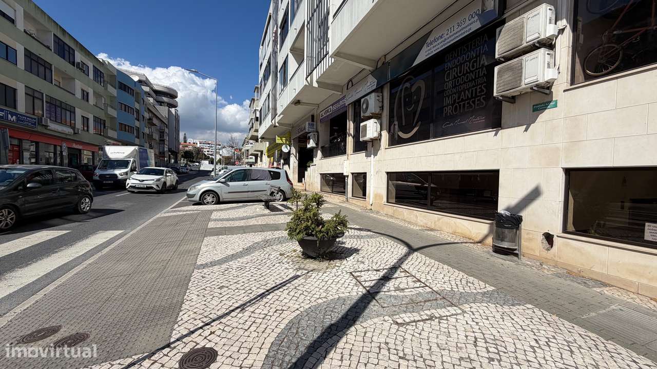 Loja Centro Alverca com Montras Generosas para a Rua Principal-13