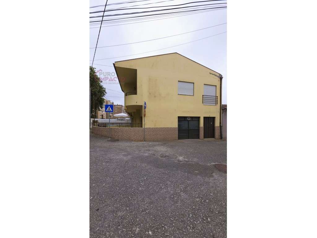 Prédio com T2 + Espaço Comercial | Duas Entradas Independentes | Po...-19