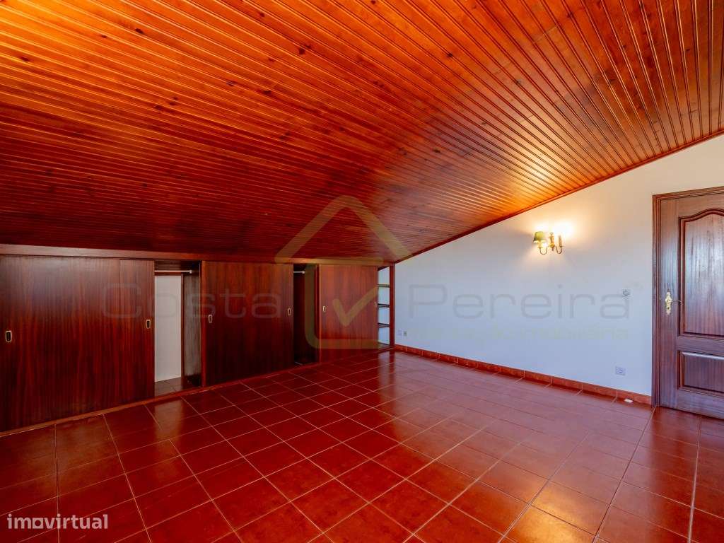 Moradia T2+2 com piscina e Vista Mar em Localização única-23