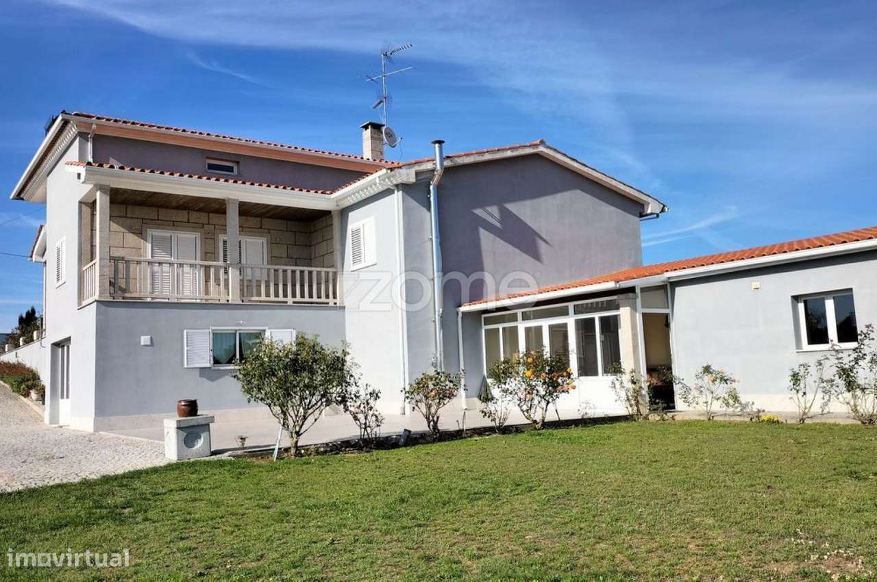 Moradia seminova com terreno e anexos - Grande imagem: 5/29