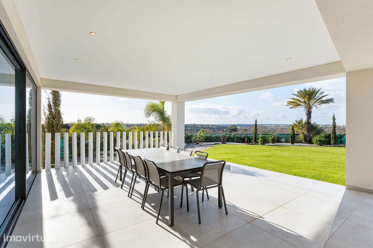 Quinta Moderna de Luxo com 4+1 Suítes, Anexo Independente e Jardim-11