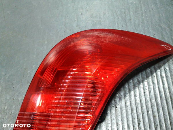 LAMPA TYLNA PRAWA PEUGEOT 308 96814438XT KOMBI - 1