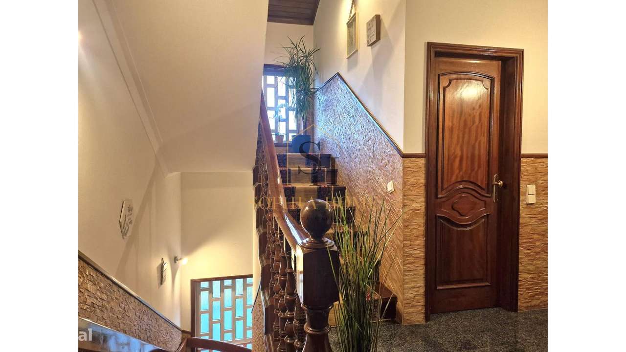 Moradia Independente T4+2 com 475 m²-9