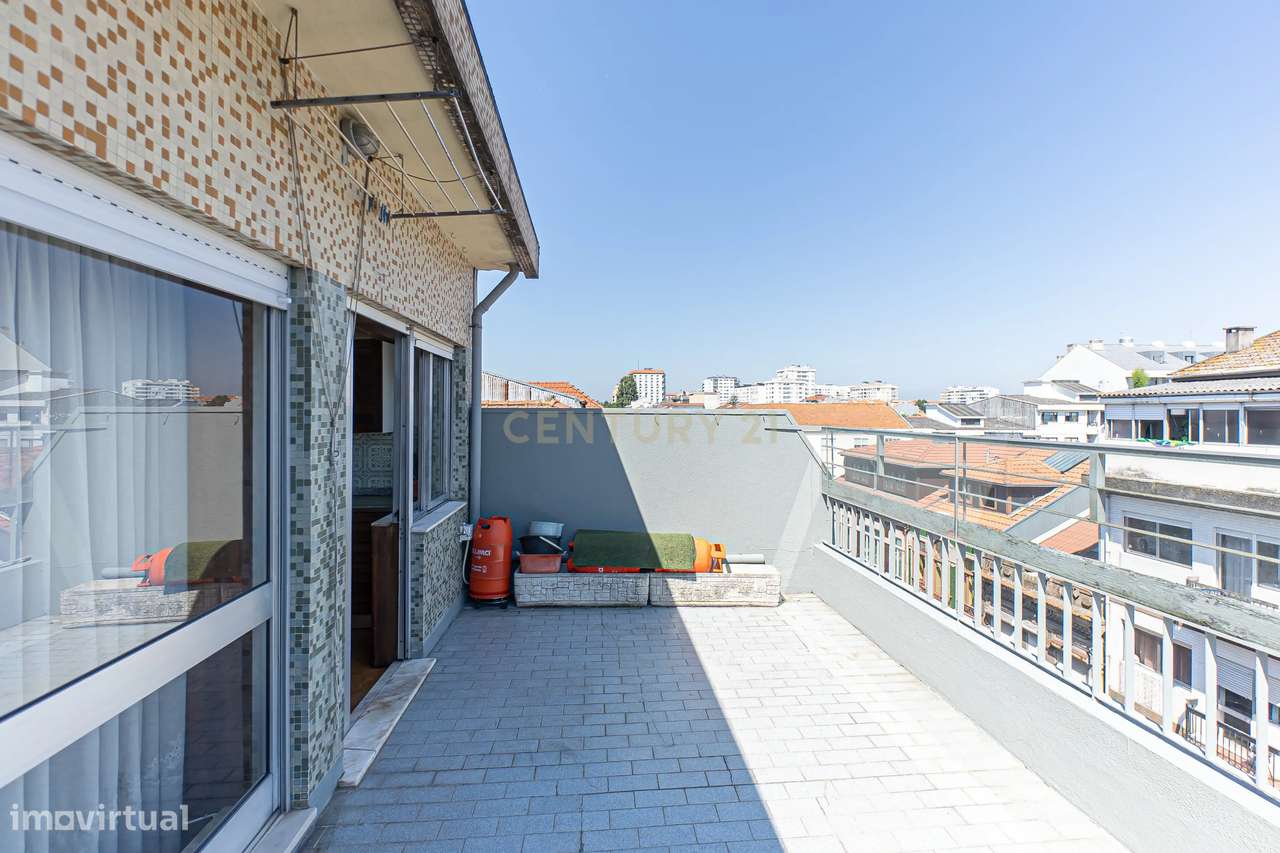 Apartamento T2+1 com Terraço na Prestigiada Rua da Alegria-7