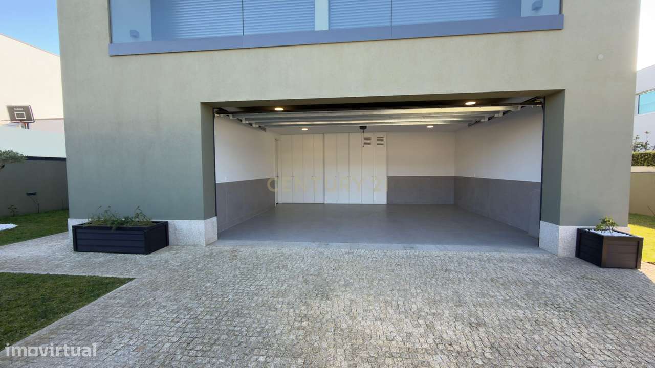 Moradia Contemporânea de Luxo em Azurara | Elegância, Privacidade e Di-36