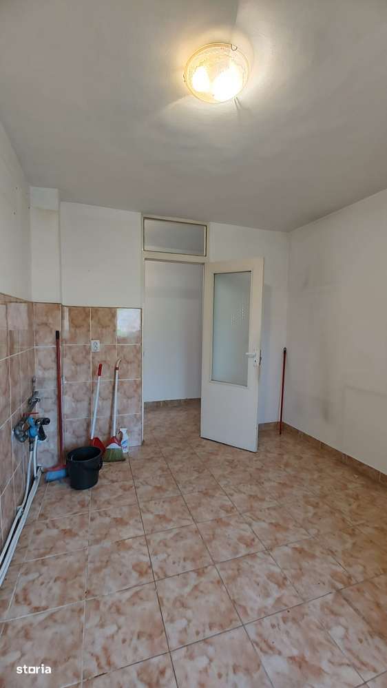De vanzare apartament 4camere,decomandat,etajul 2,vis-s-vis Mc Donalds - Imagine principală: 1/18