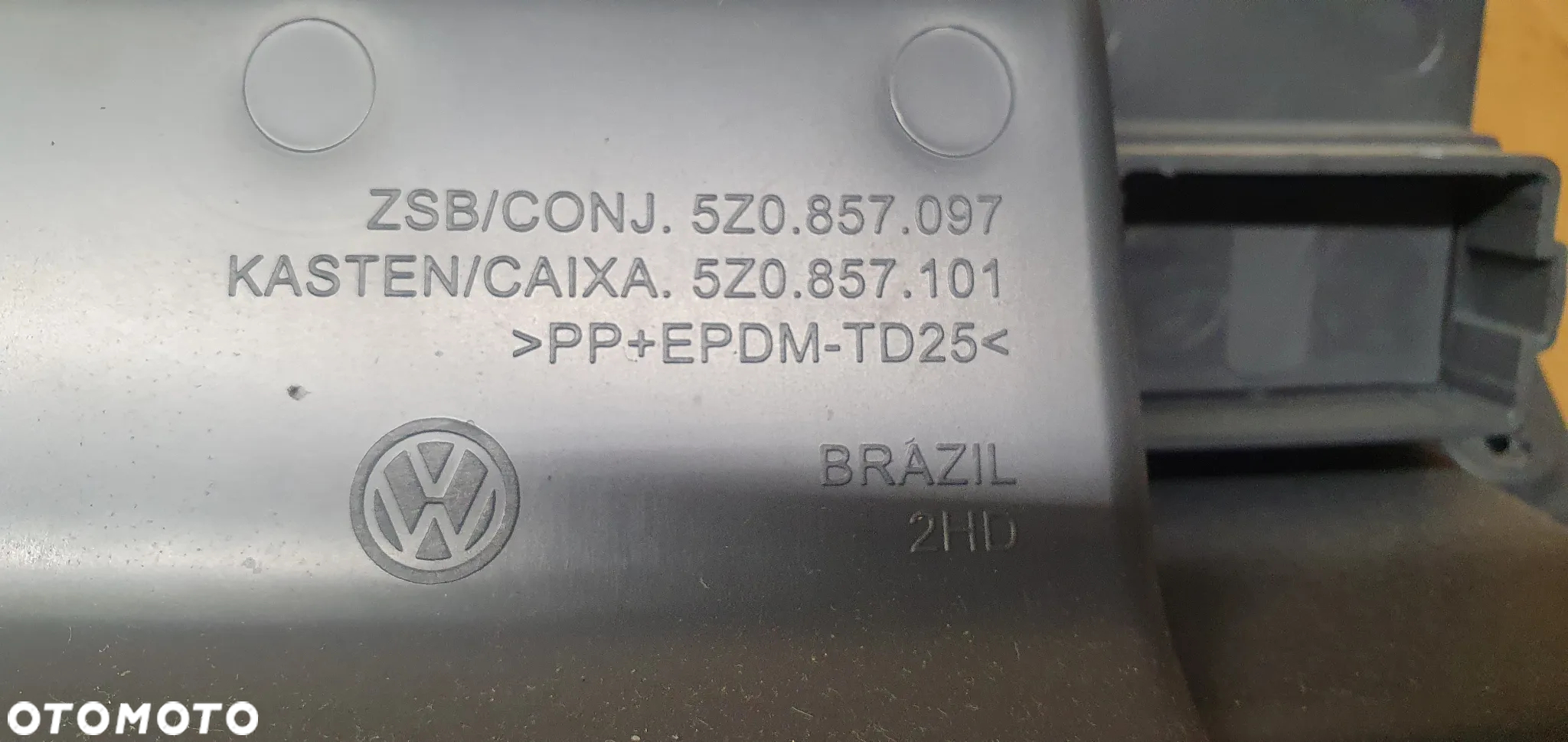 Schowek pasażera Europa VW Fox 5Z0857101 5Z0857097 - 5
