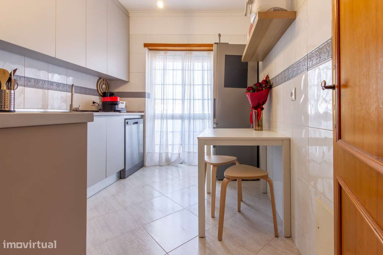 Quinta do Conde - Apartamento de 3 assoalhadas-varanda e arrecadação. - Grande imagem: 4/21