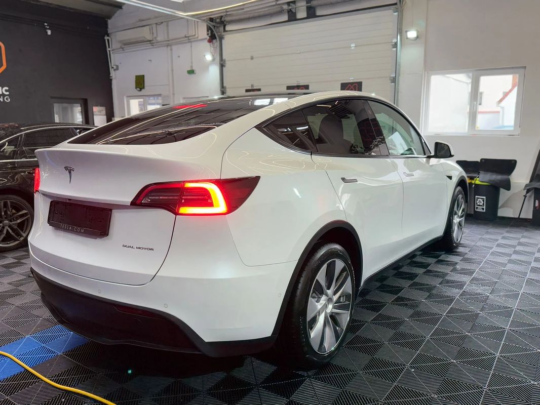 Tesla Model Y Long Range Dual Motor AWD - 2