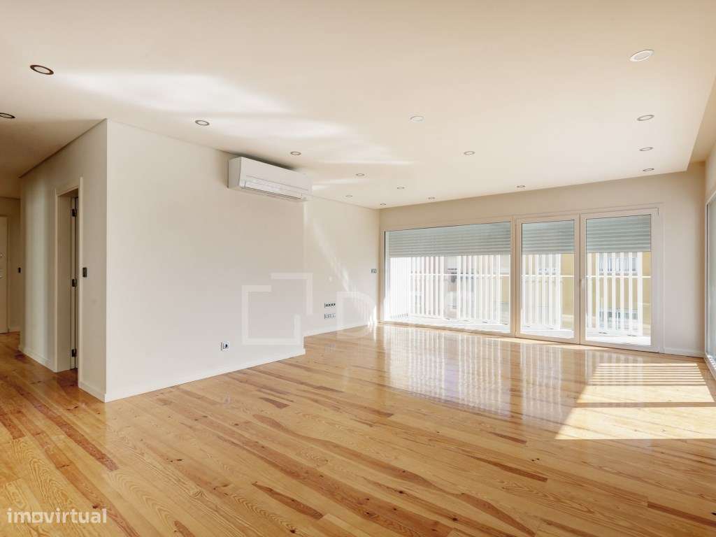 Apartamento T4 com varanda próximo do Estoril - Grande imagem: 4/24