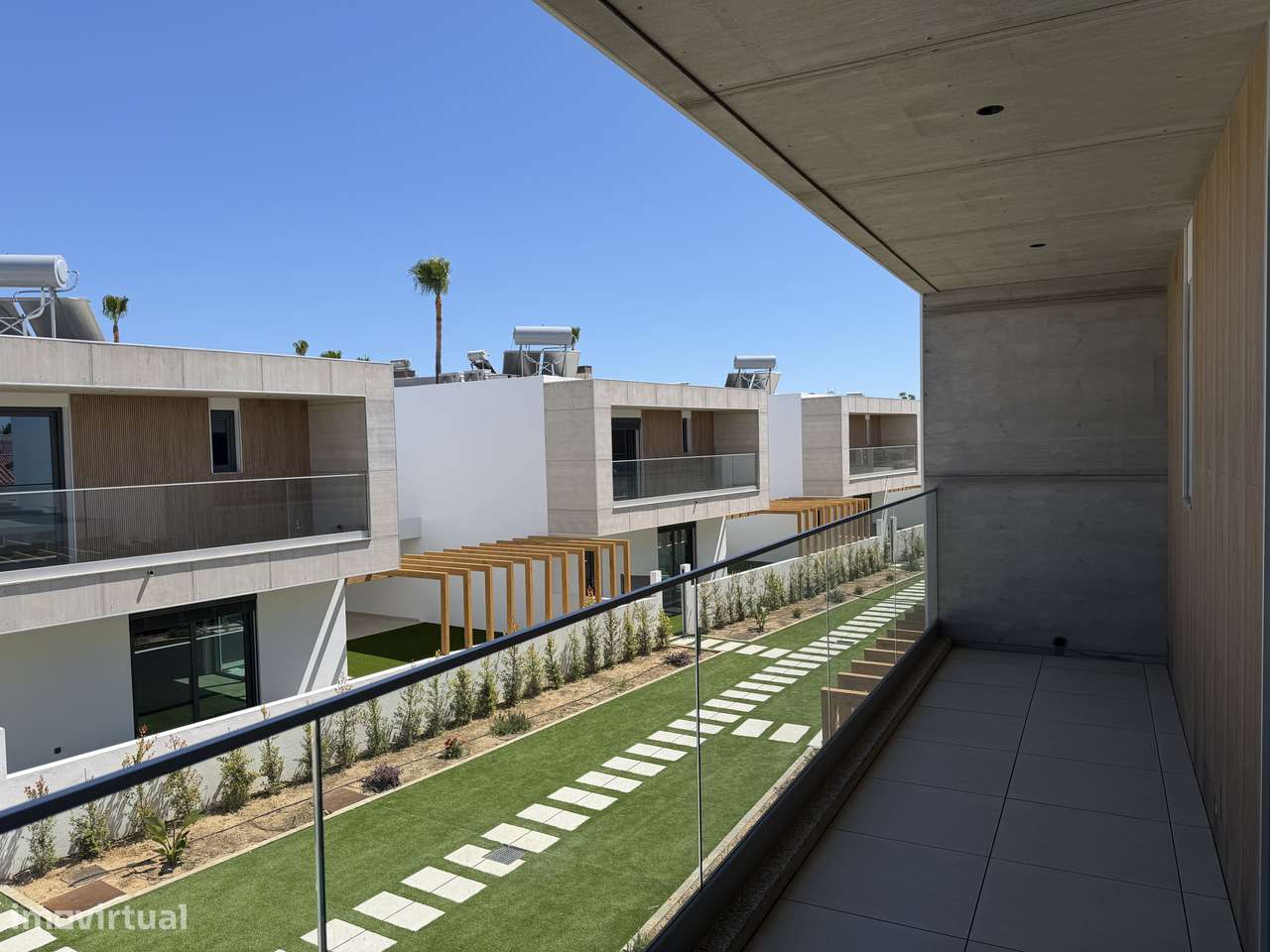 Moradia T4 com piscina, terraço e garagem em Ferreiras-38