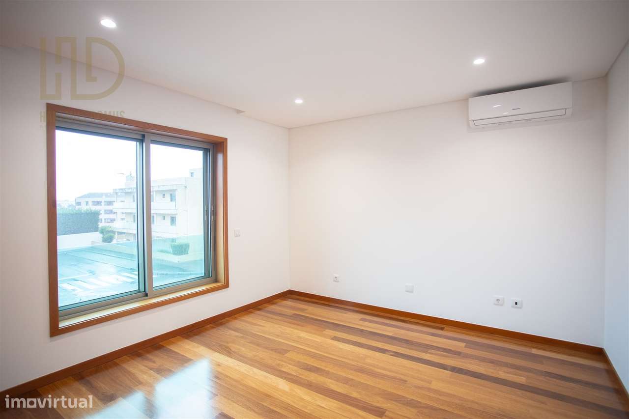 Moradia T3+1 de Luxo com 405m2 a 200 Metros da Praia em Canidelo.-24