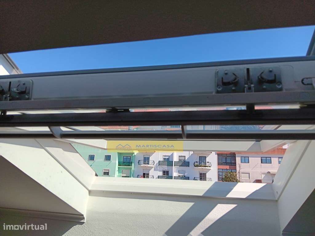Moradia T4 totalmente remodelada, garagem, sotão e espaço exterior,...-49