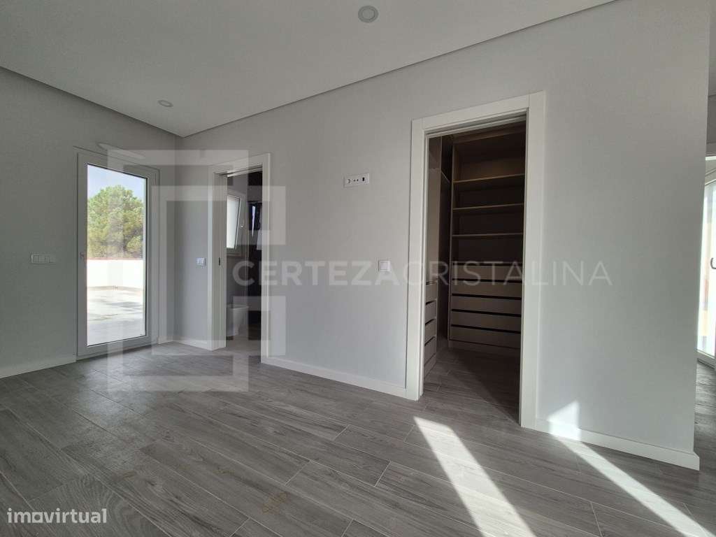 MORADIA CONTEMPORÂNEA COM PISCINA PRIVADA E GARAGEM-8