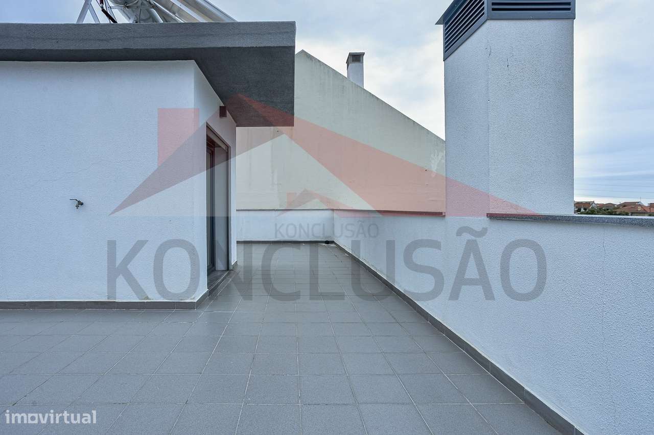 Moradia T4 de arquitetura moderna, estado de nova.-34