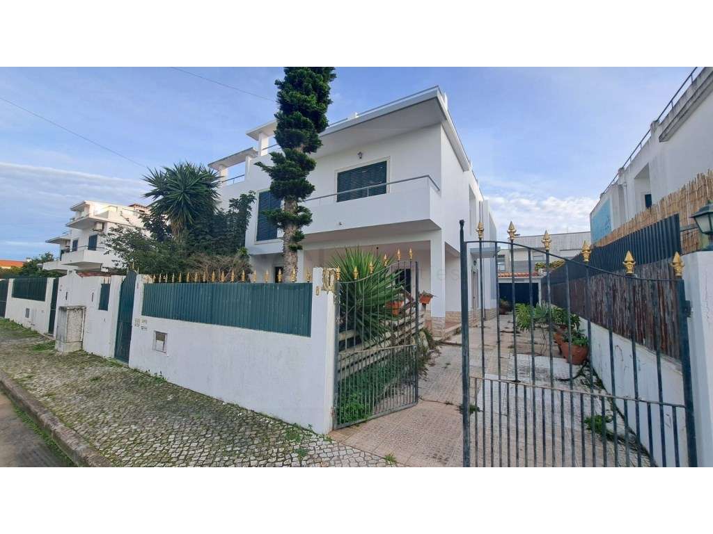 Moradia T3 +1 independente com garagem e piscina em Sesimbra-5
