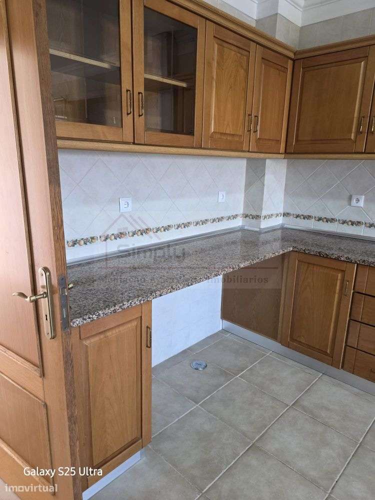 Moradia T4 com piscina e 900 m² de terreno na Quinta da Serralheira,-28