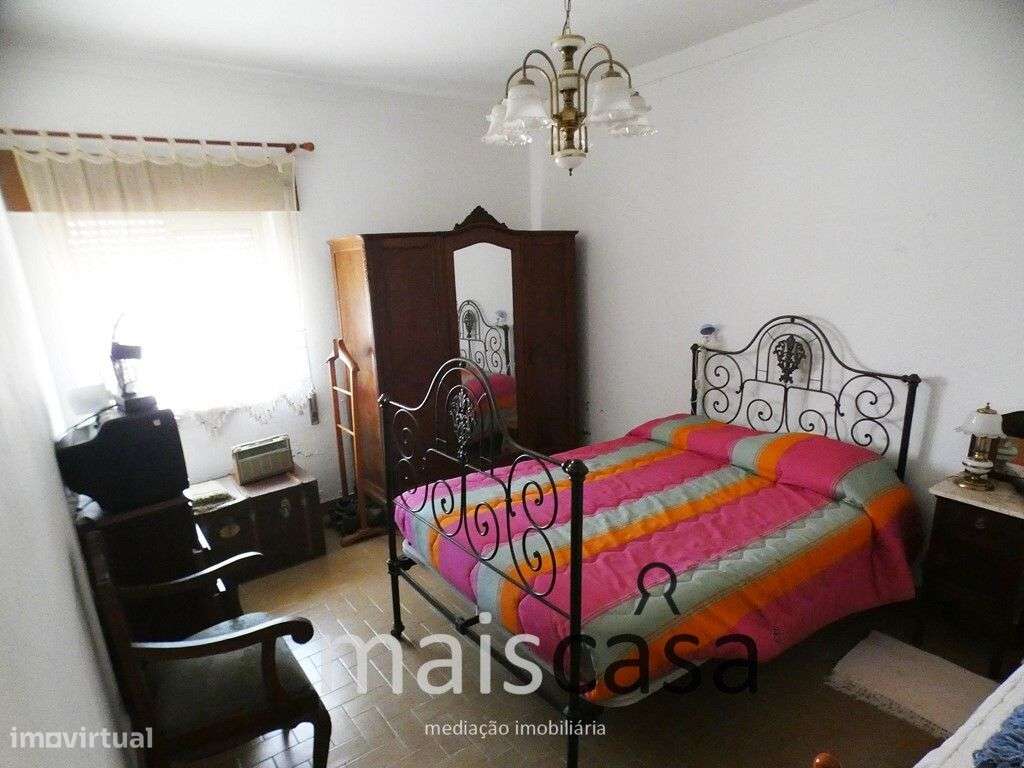 Moradia T2 com Quintal, Anexos e Garagem !-17