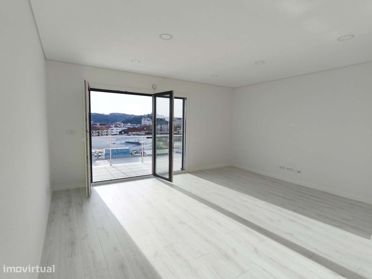 Apartamento T4 Novo c/ Garagem e um parque de Estacionamento-0