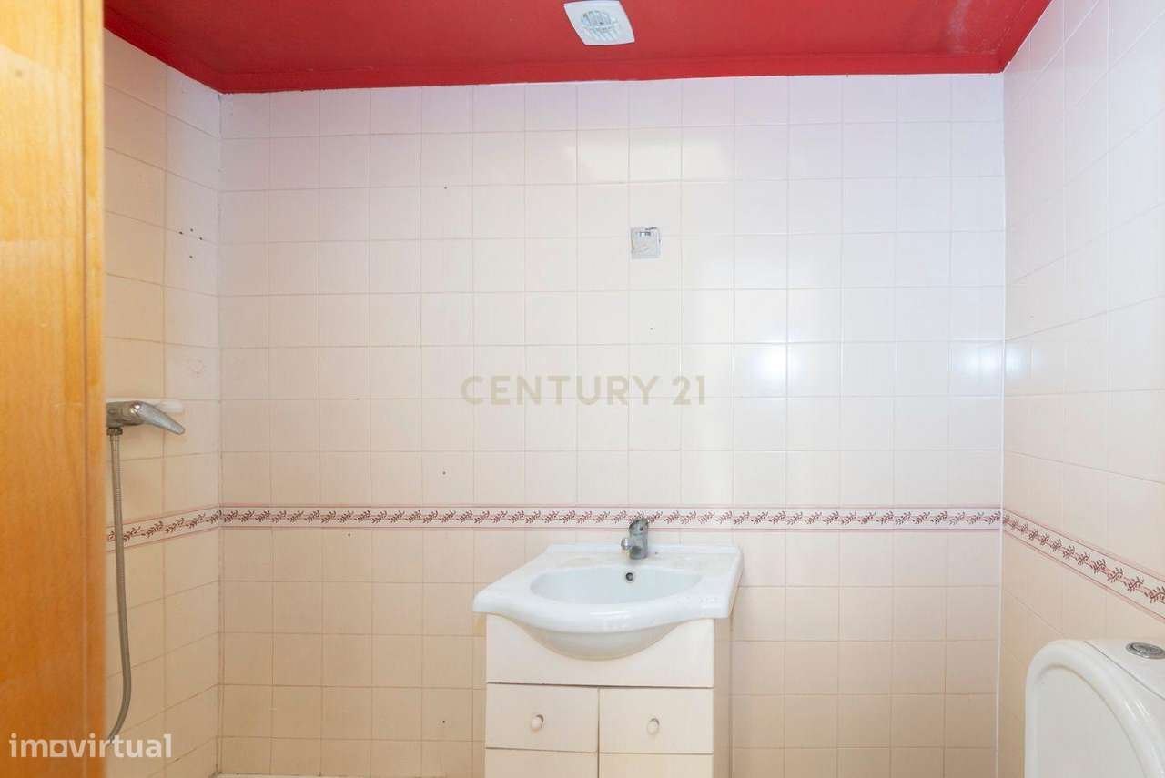 Prédio com dois apartamentos T1 em propriedade horizontal em Almada Ve-18