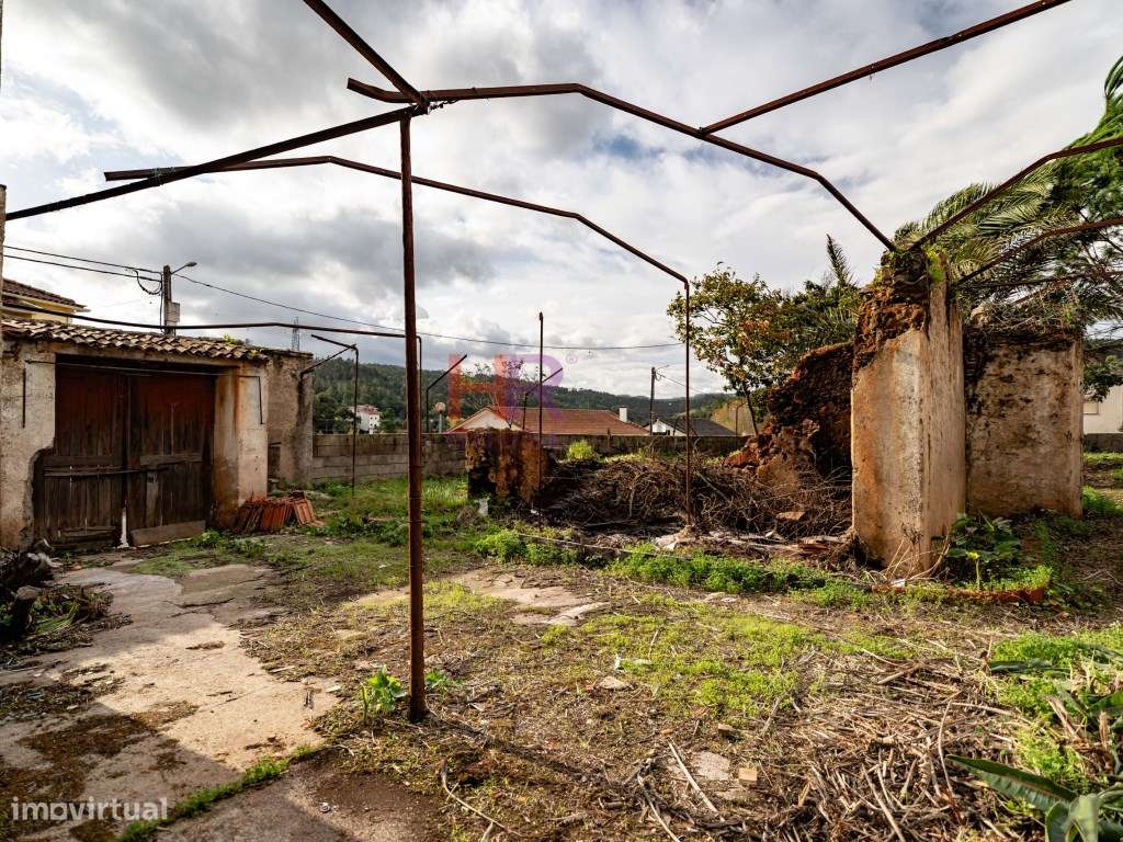 Coimbra, Vende-se Moradia com terreno e jardim.-34