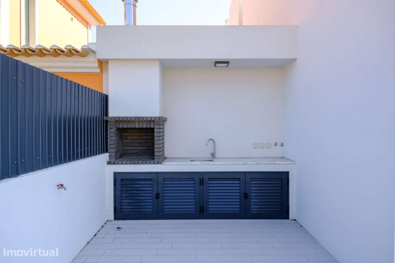 Moradia T4 com Piscina e Jardim na Aroeira, Almada - Grande imagem: 4/44