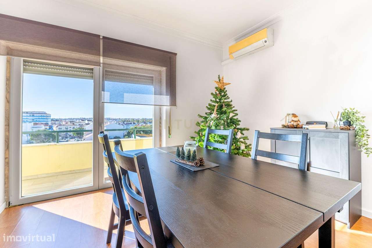 T2 Luminoso na Av. Dr. Arlindo Vicente, Torre da Marinha - Grande imagem: 2/24