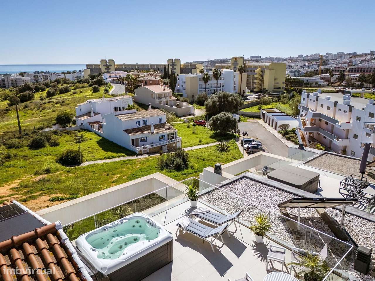 MODERNA E LUXUOSA MORADIA T3 COM PISCINA E GARAGEM PERTO DA MARINA DE-46