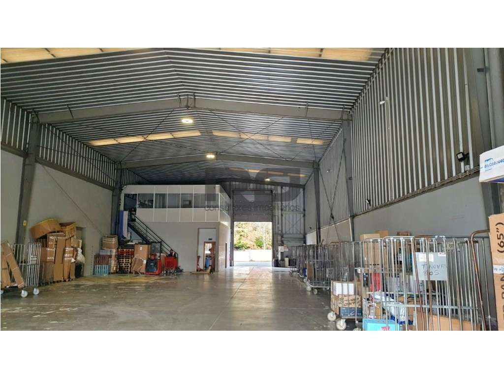 Armazém com elevado pé direito em Alfena - Grande imagem: 3/7
