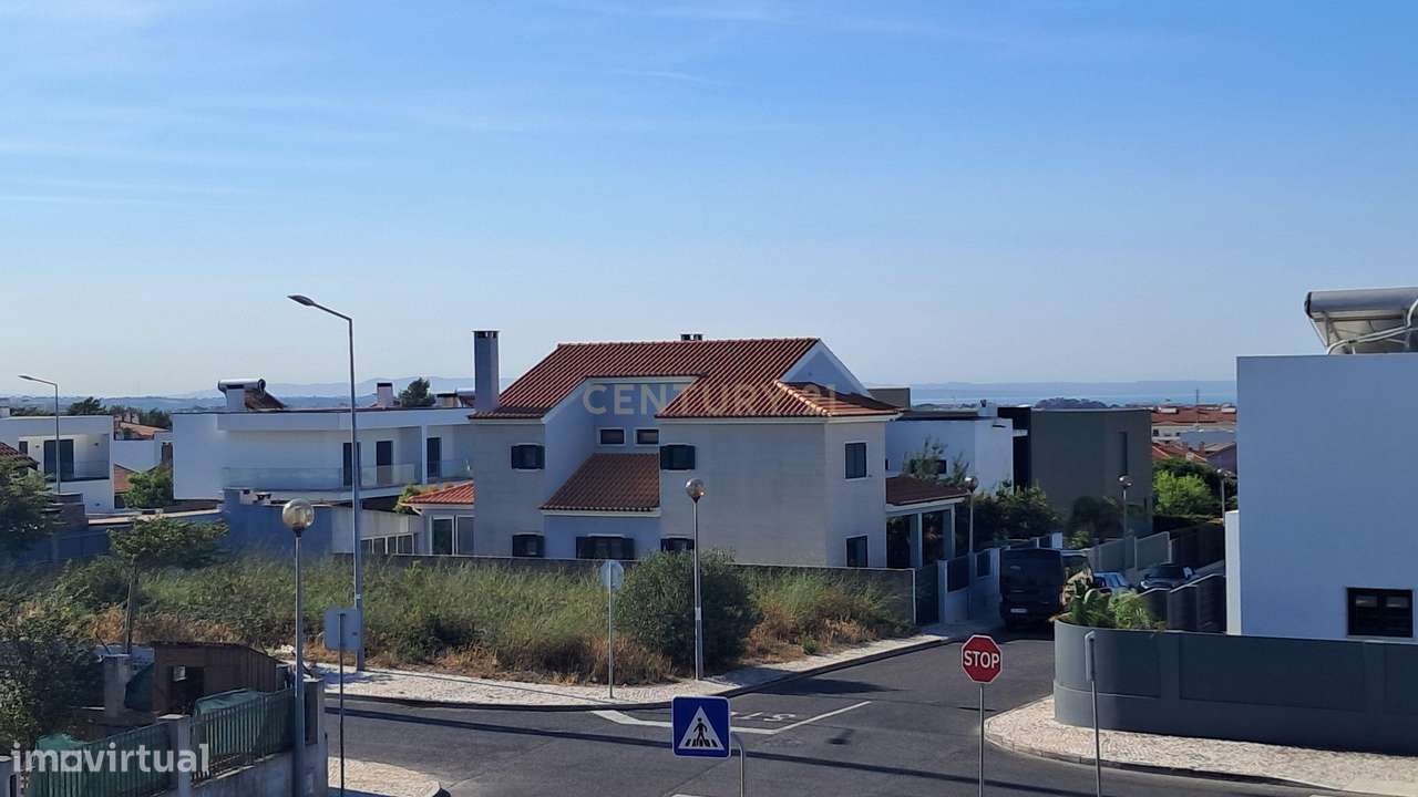 Moradia Isolada unifamiliar com piscina e garagem-13