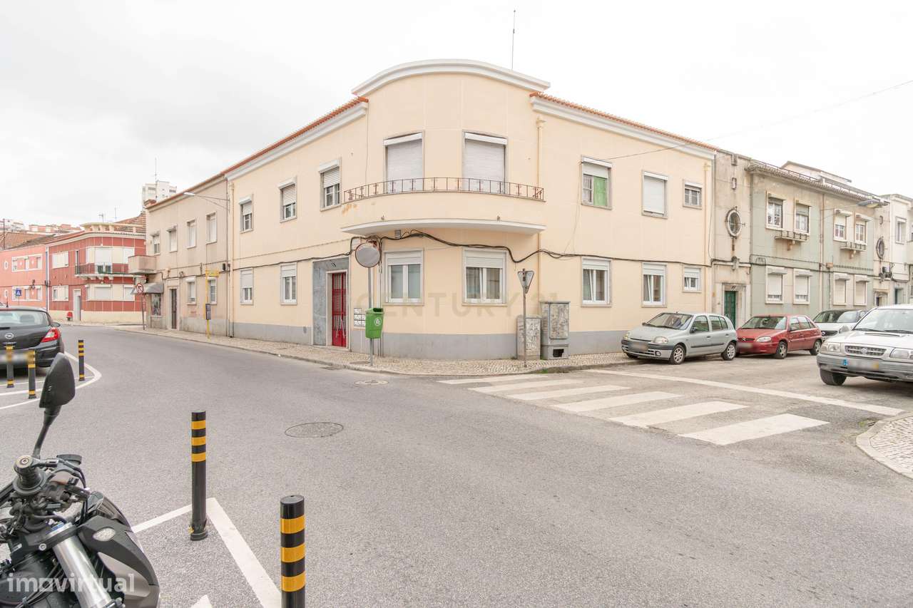 Apartamento Renovado com Terraço na Pontinha-31