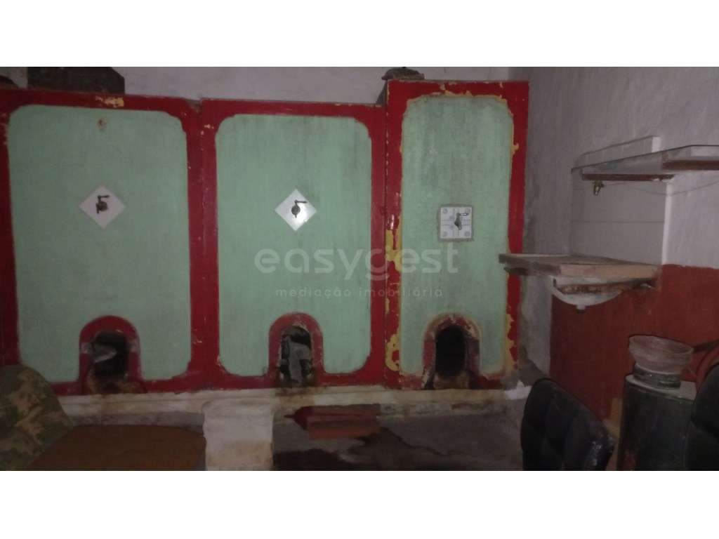 Moradia T2 para remodelar no Centro de Amiais de Baixo.-8