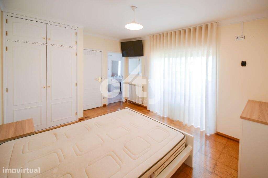 MORADIA T4  COM GARAGEM, LOTE -700 m2, ÁREA DE CONSTRUÇÃO 363 m2-11