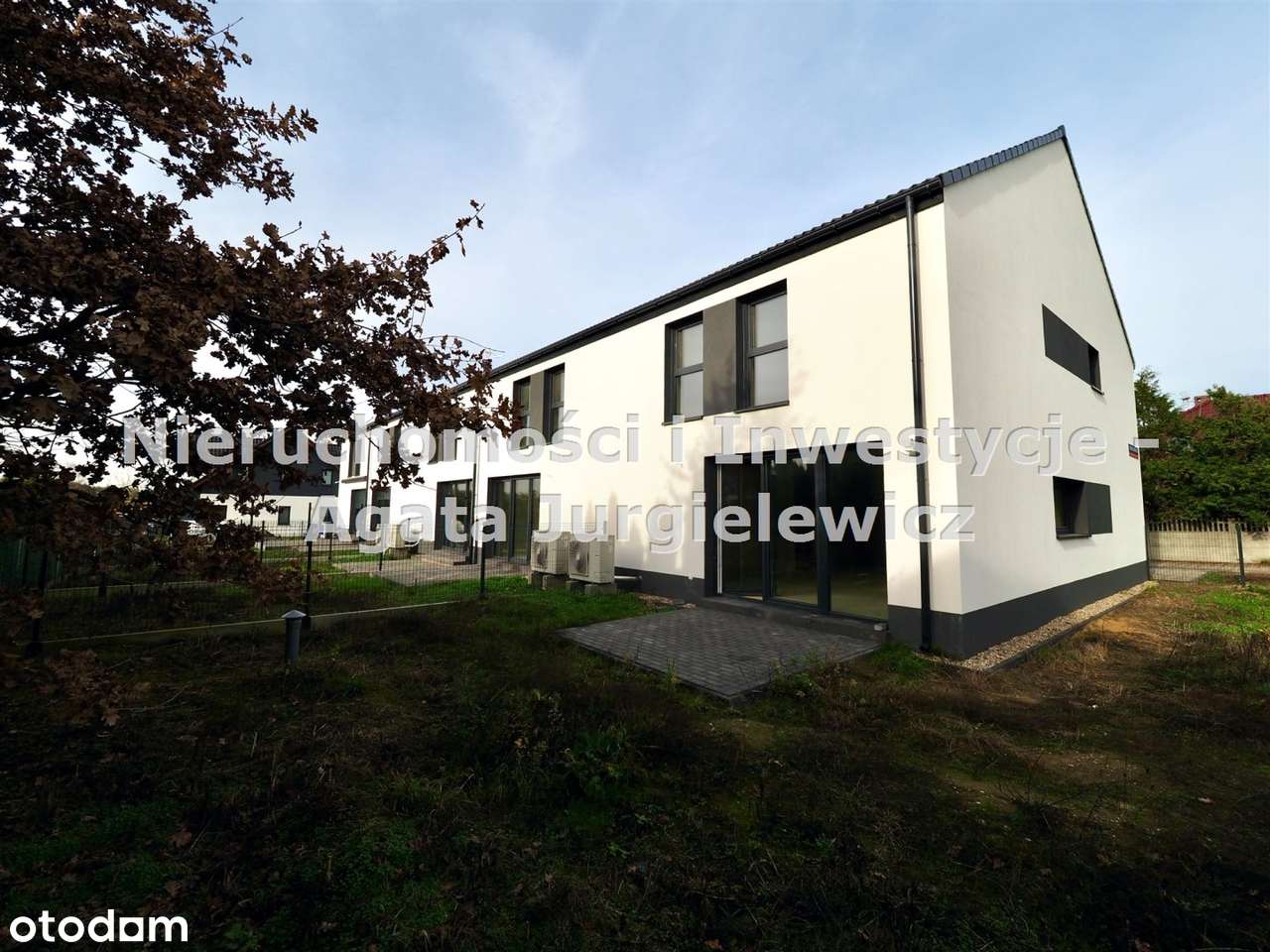 Szereg skrajny; Duża działka, Budynek z odbiorami-0