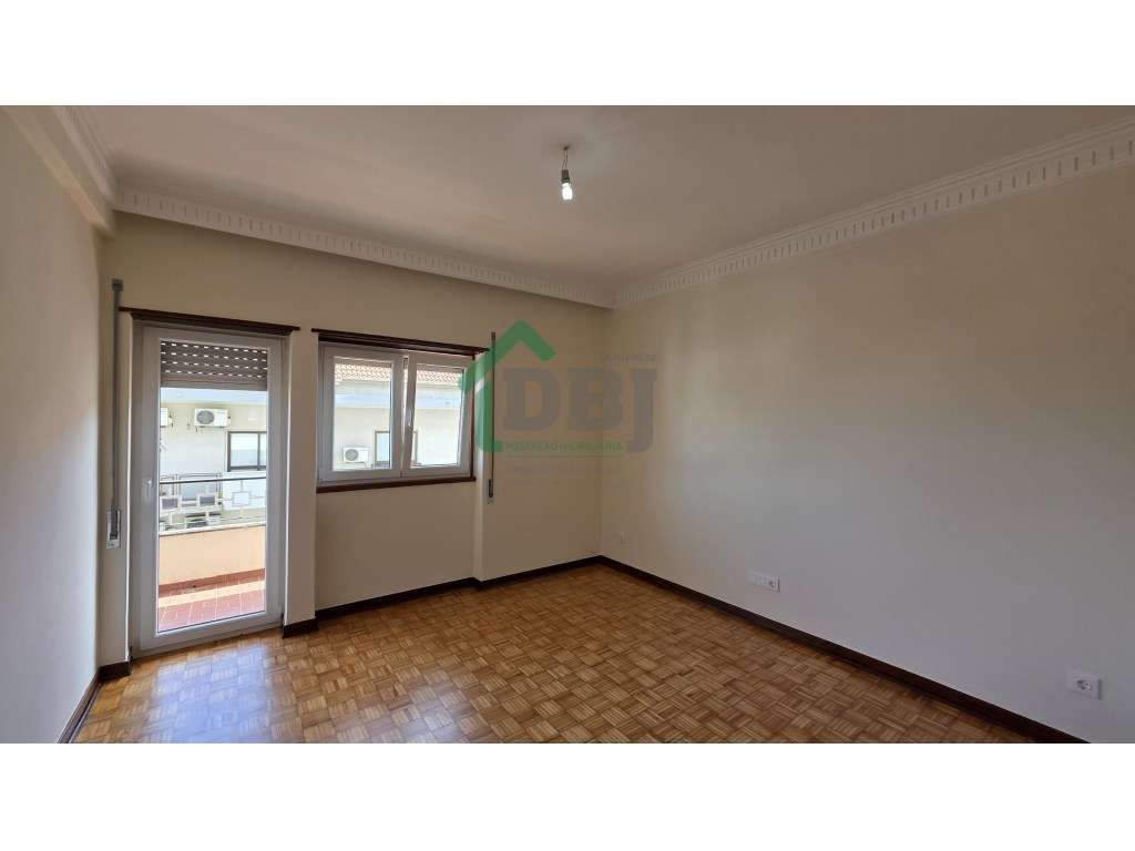 Nova Oportunidade! T5 Renovado no Centro da Covilhã-13