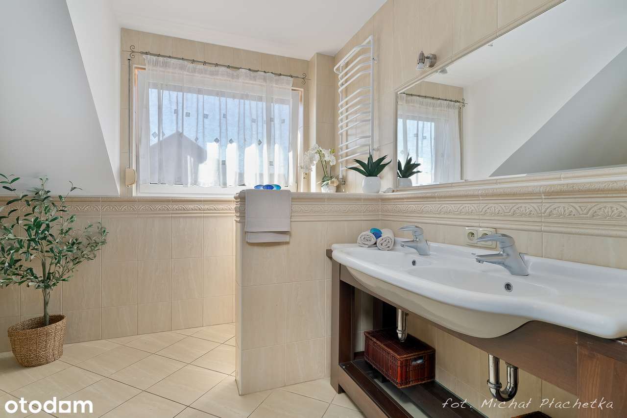 Dom z pięknym ogrodem, klimatyzacją, fotowoltaiką.-9