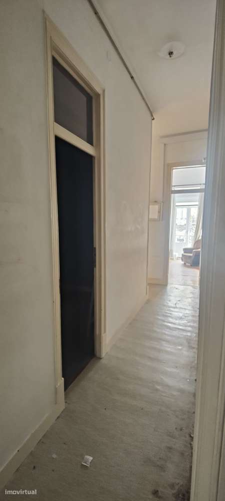 Apartamento T3 com varanda em Avenidas Novas, para remodelação total.-12