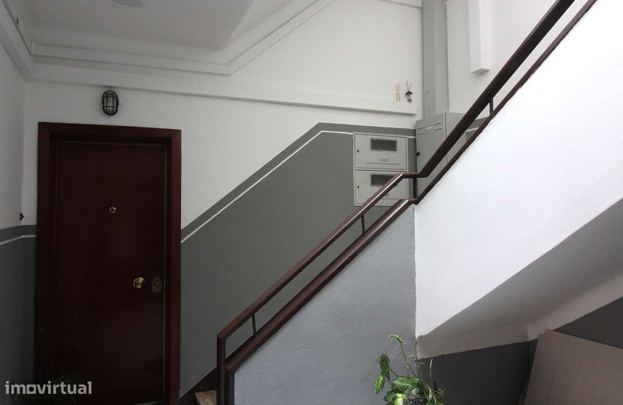 Apartamento T2 em zona central de Almada-9