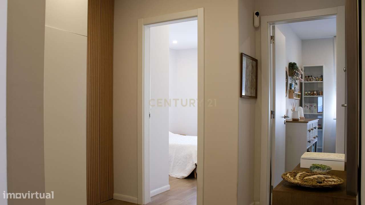 Apartamento T2 Renovado com Logradouro de 80m² no Centro de Almada-10