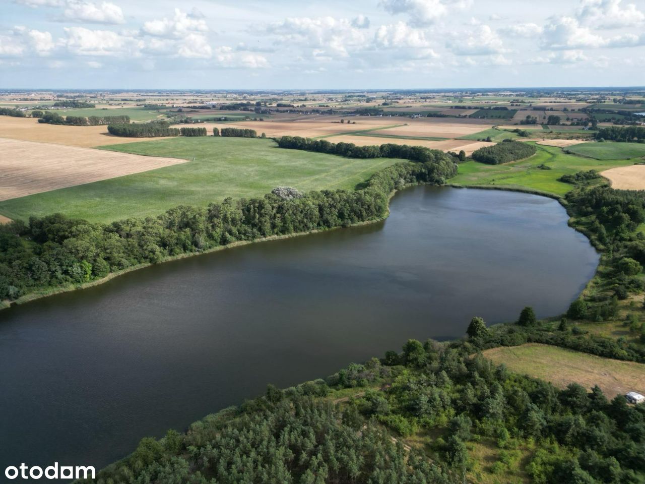 Piękna działka nad jeziorem linia brzegowa.