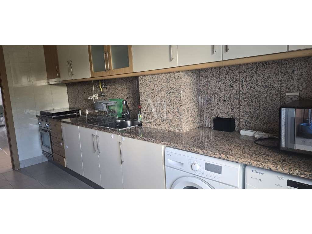 Apartamento T3 com otimas áreas a 5 minutos da Avenida Luisa Todi-1