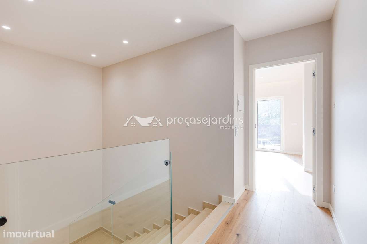 Moradia T3 de Arquitetura Moderna com Jardim e Garagem-11