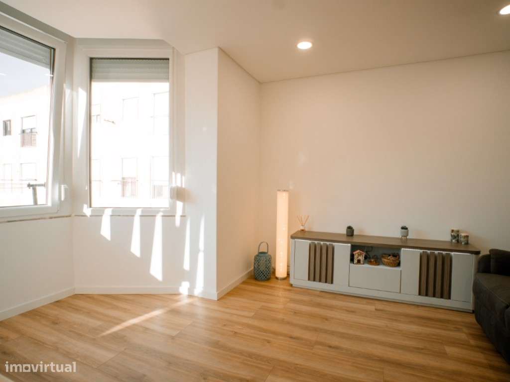 Apartamento T2 totalmente remodelado Baixa da Banheira-5