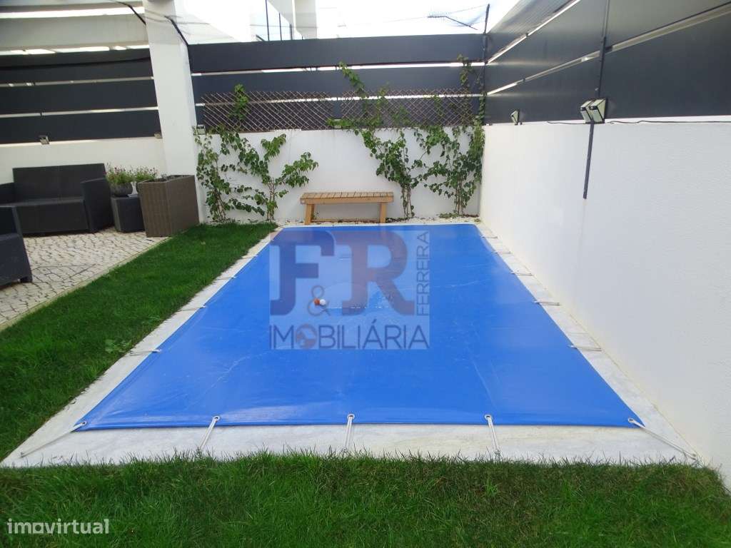 Semi-Nova Geminada Duplex T3 com Piscina Fernão Ferro-57
