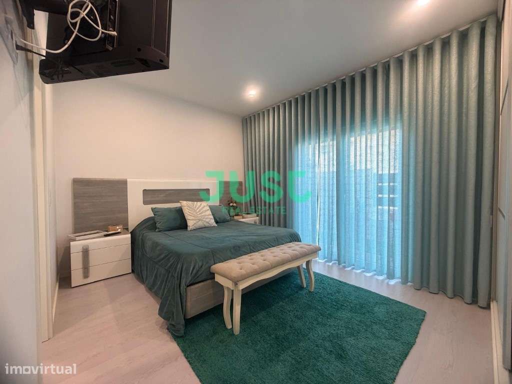 Moradia isolada, T3, seminova com garagem e piscina na Quinta do Conde-32