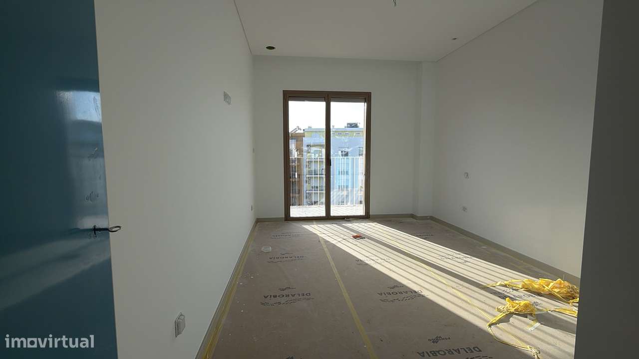 Espaçoso duplex T4 com varanda em Montijo - Grande imagem: 5/24