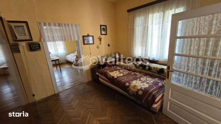 Resita, de vânzare casă, două corpuri, curte, zona centrală-7